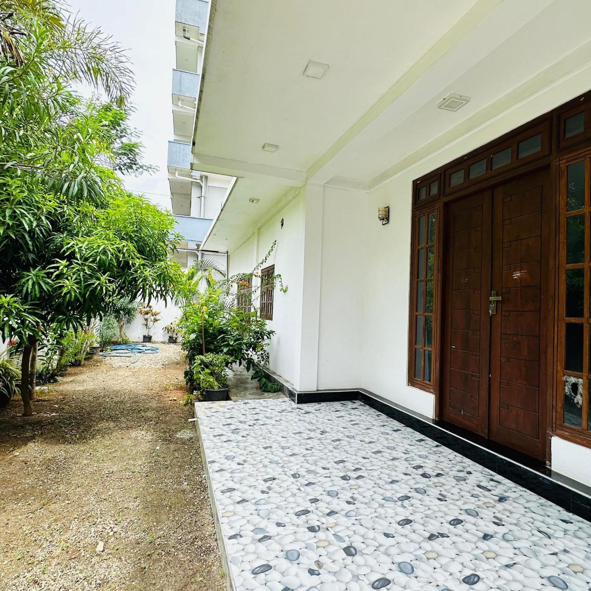 Lalitha Holiday Inn Jaffna Extérieur photo